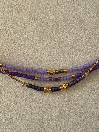 Pulsera de cuentas Miyuki dorada y morada.
