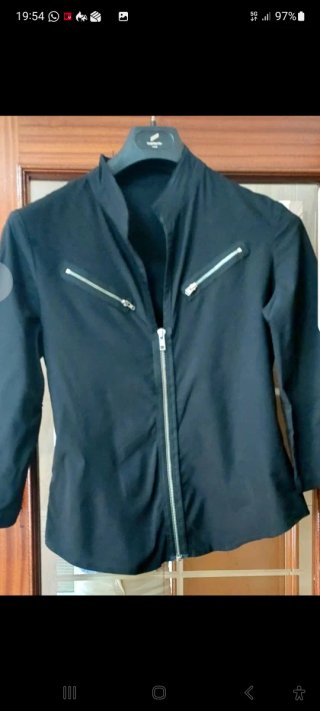 Camisa negra entallada con cremallera
