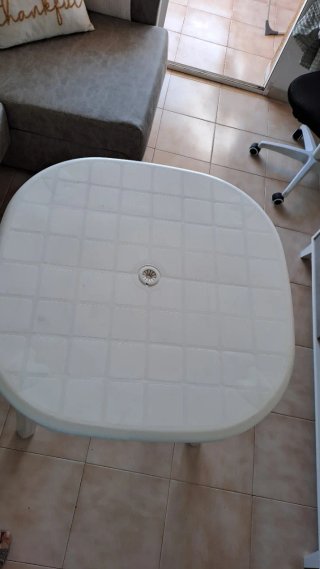 Mesa redonda blanca de plástico