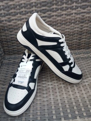 Zapatillas Zara Talla 45 Negras y Blancas