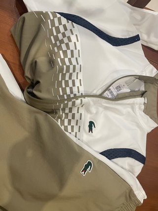 Conjunto deportivo Lacoste beige y blanco