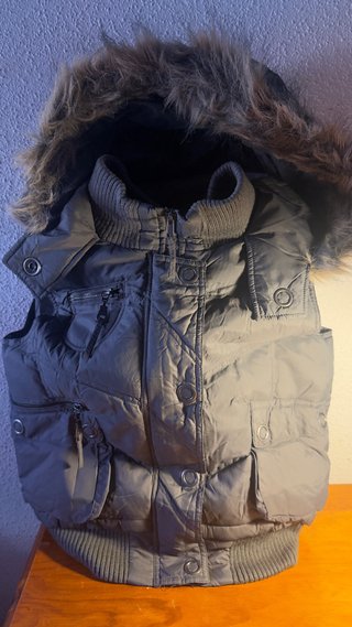 Chaleco acolchado verde militar con capucha
