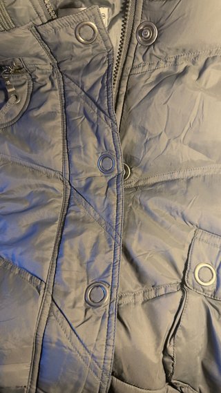 Chaleco acolchado verde militar con capucha