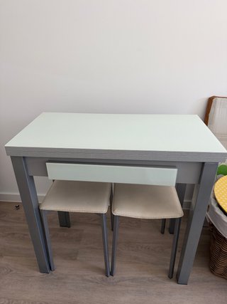 Mesa de cocina con 2 taburetes de regalo