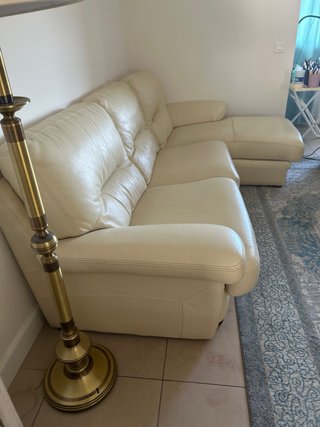 Sofá de cuero beige con chaise longue
