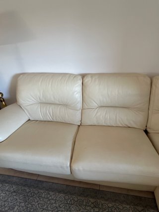 Sofá de cuero beige con chaise longue