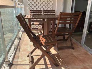 Conjunto mesa y 4 sillas plegables terraza madera