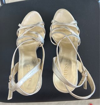 Sandalias Guess doradas plataforma talla 39