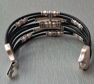 Pulsera cuero negro y zamak plata ancha