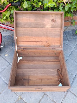 Caja de madera con bisagra