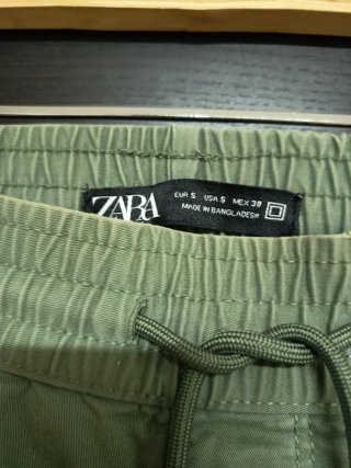 Pantalón cargo Zara verde hombre