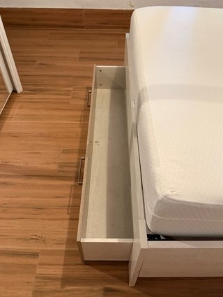 Cama de madera con cajón, somier y colchón