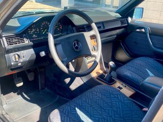 Mercedes-Benz 300E 1988