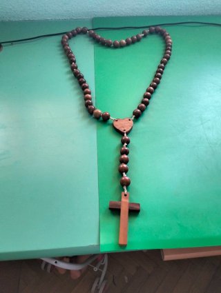 Rosario de madera con corazón y cruz