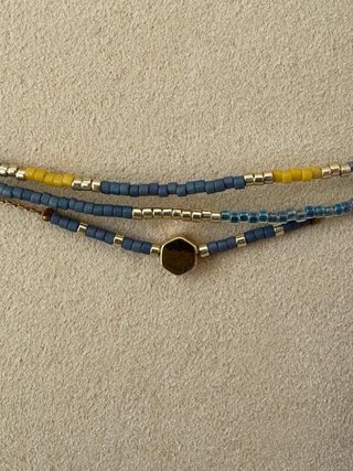 Pulsera triple de cuentas azul, amarillo y dorado