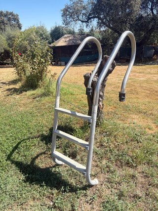 Escalera piscina metal y plástico
