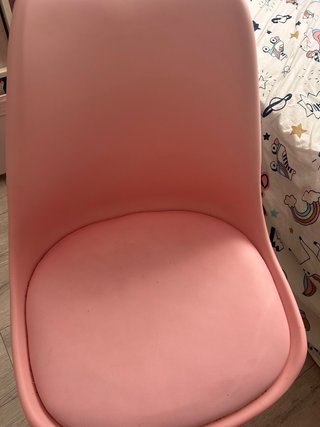 Silla de escritorio rosa con base plateada