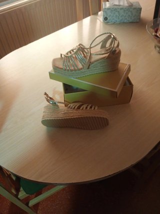 Sandalias cuña beige y doradas