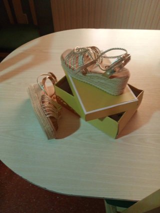 Sandalias cuña beige y doradas