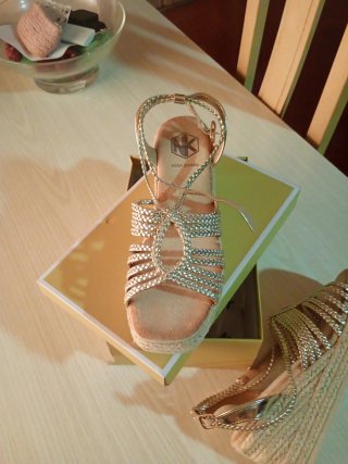 Sandalias cuña beige y doradas