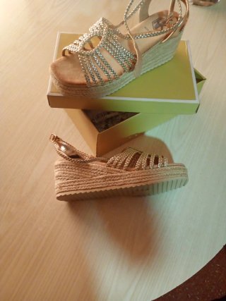 Sandalias cuña beige y doradas