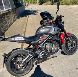 Triumph Trident 660 Roja y Plata