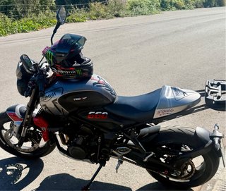 Triumph Trident 660 Roja y Plata