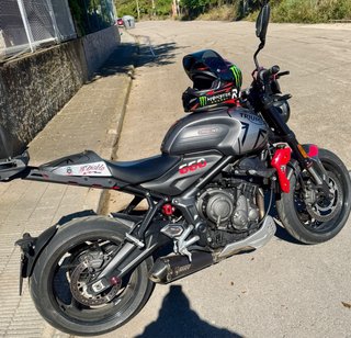 Triumph Trident 660 Roja y Plata