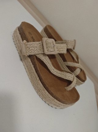 Sandalias cuña beige y marrón