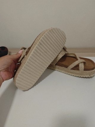 Sandalias cuña beige y marrón