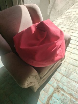 Puff de tela rojo.