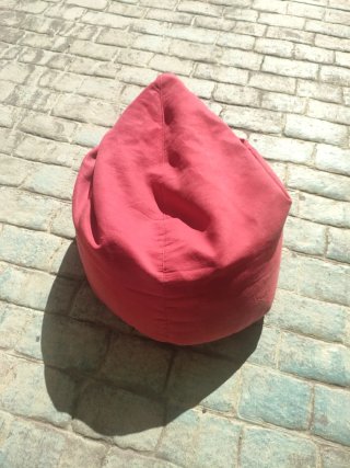 Puff de tela rojo.