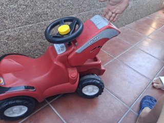 Tractor infantil Valtra rojo