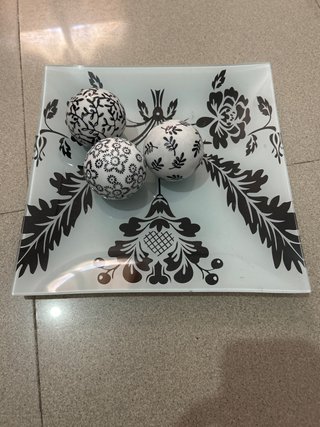 Plato decorativo con esferas
