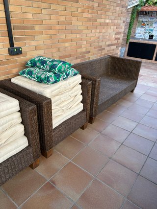Conjunto sofá y mesa exterior mimbre