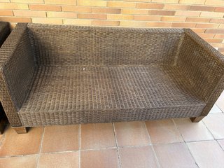 Conjunto sofá y mesa exterior mimbre