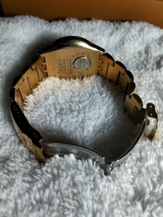 Reloj Swatch Dorado y Negro