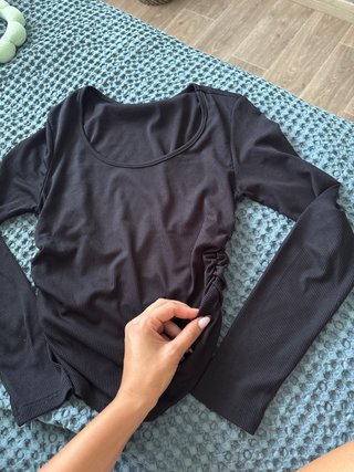 Maglia nera manica lunga con ruches