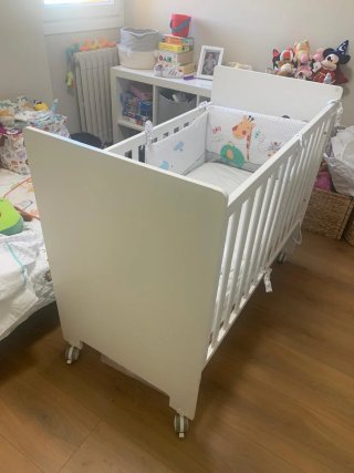 Cuna blanca con colchón y ropa de cama