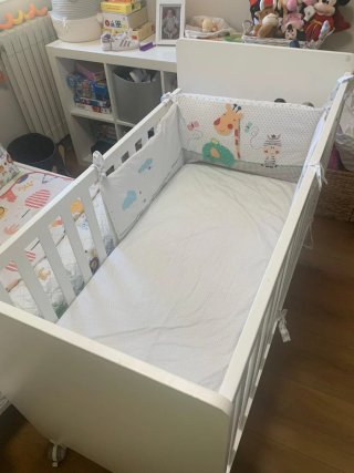 Cuna blanca con colchón y ropa de cama