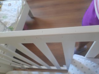 Cuna blanca con colchón y ropa de cama