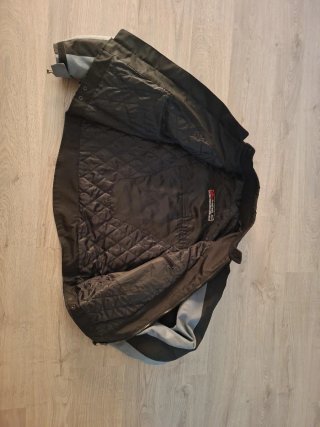 Chaqueta de moto negra y gris