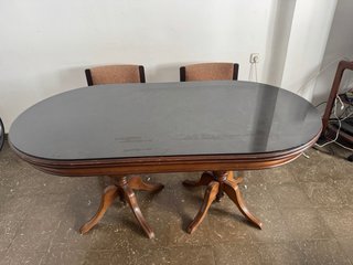 Mesa de comedor ovalada de madera y cristal