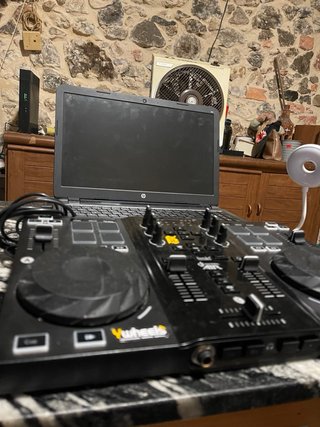 Mesa DJ y Portátil HP