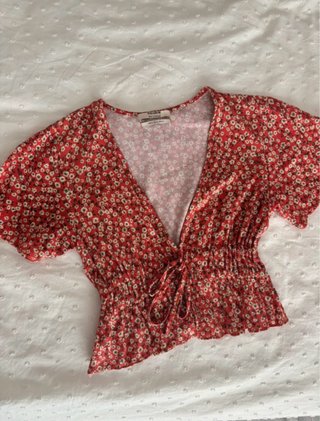Blusa Pull&Bear flores roja XS