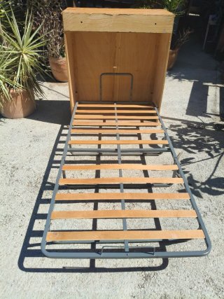 Mueble de madera con cajones y puertas