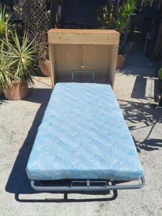 Mueble de madera con cajones y puertas