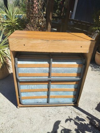 Mueble de madera con cajones y puertas