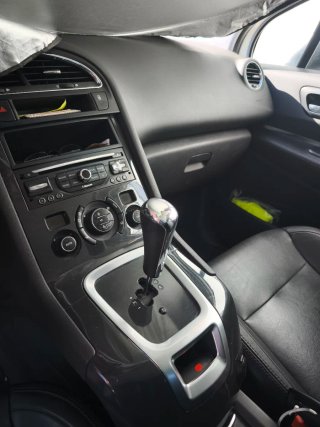 Peugeot 5008 1.6 HDi 110cv ALLURE – Techo Panorámi