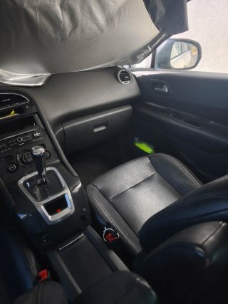 Peugeot 5008 1.6 HDi 110cv ALLURE – Techo Panorámi